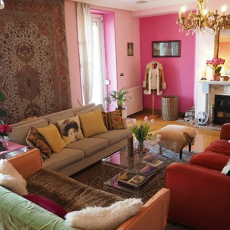 Far Out سان سيباستيان